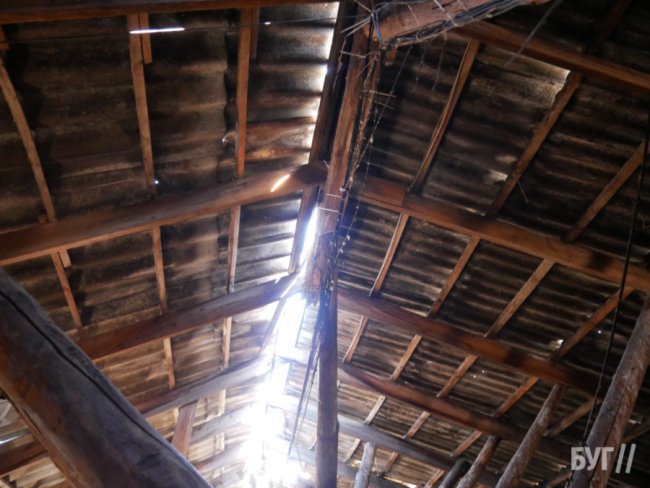 «Дах може впасти будь-якої миті»: у місті на Волині мешканці багатоповерхівки б’ють на сполох через аварійність