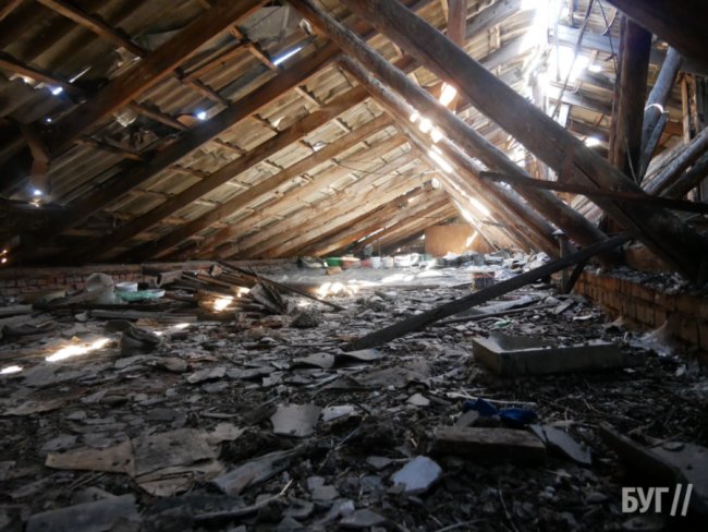 «Дах може впасти будь-якої миті»: у місті на Волині мешканці багатоповерхівки б’ють на сполох через аварійність