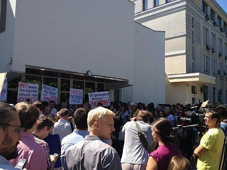 Через побиття журналістів нардепи пішли до Кабміну. ВІДЕО