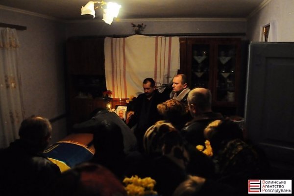 Померлого Героя Романа Луцюка село зустрічало на колінах. ФОТО. ВІДЕО