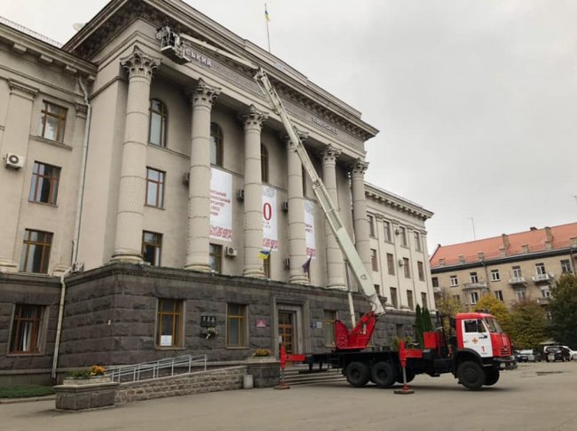 На головному корпусі ВНУ змінили вивіску. ФОТО 