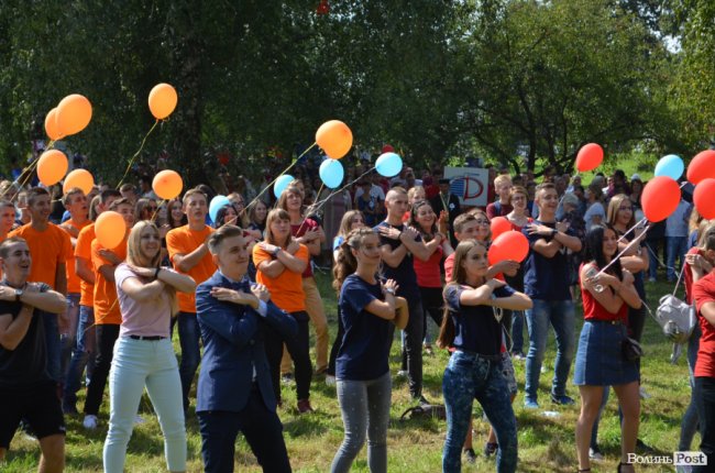 Танець від ректора і завдання від губернатора: як у луцькому «політесі» першачків зустрічали. ФОТО