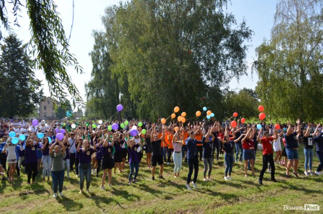 Танець від ректора і завдання від губернатора: як у луцькому «політесі» першачків зустрічали. ФОТО