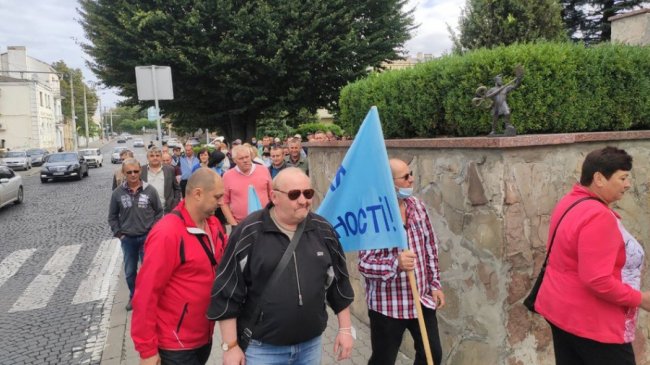 Працівники ДКП «Луцьктепло», яким 4 місяці не виплачують зарплату, вийшли на акцію протесту. ФОТО