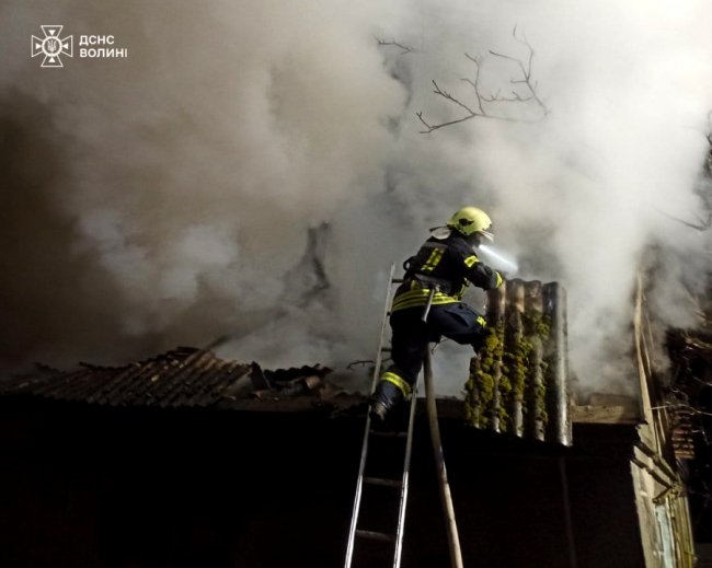 На Волині спалахнув дерев'яний житловий будинок