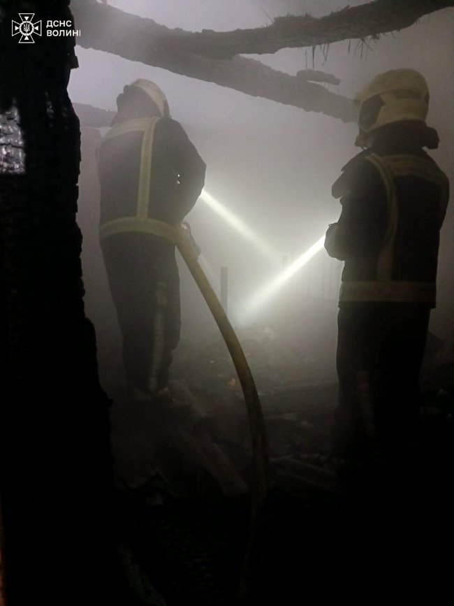 На Волині спалахнув дерев'яний житловий будинок