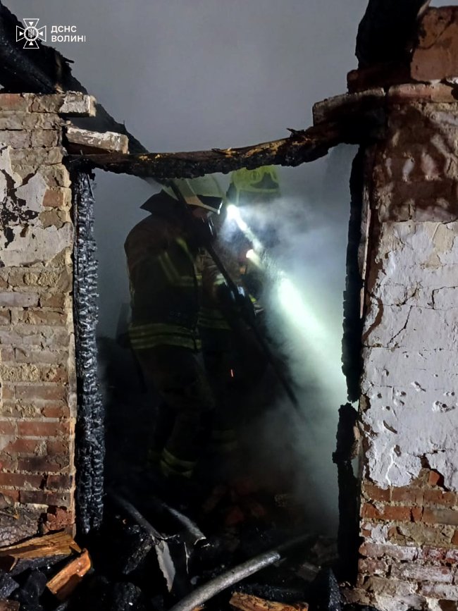 На Волині спалахнув дерев'яний житловий будинок