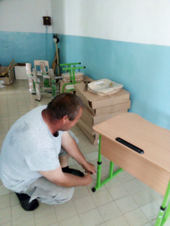 Для першокласників у громаді на Волині закупили одномісні парти. ФОТО