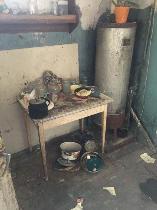 Антисанітарія та безлад: показали шокуючі фото житла луцької родини