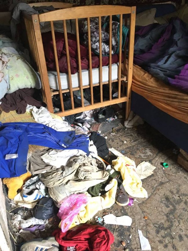 Антисанітарія та безлад: показали шокуючі фото житла луцької родини