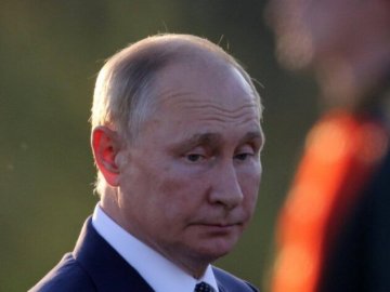 В Британії встановили скульптуру Путіна у вигляді члена. ФОТО