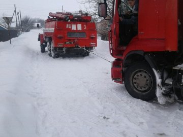 Негода на Волині: рятувальники із заметів витягнули 2 «швидкі», 18 фур і декілька легковиків
