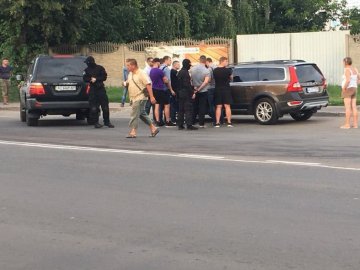 У Луцьку посеред вулиці - спецоперація правоохоронців, - ЗМІ