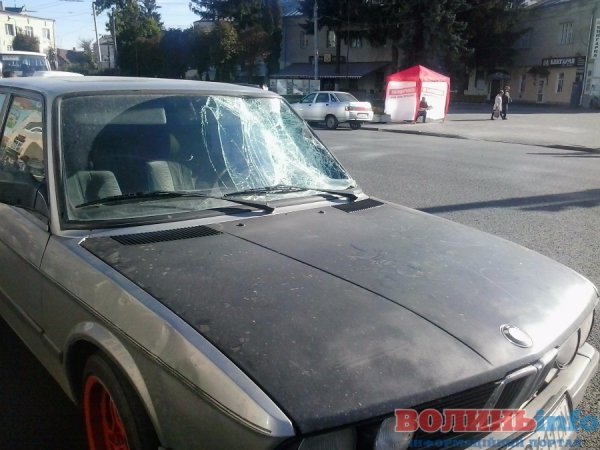 У Луцьку збили чоловіка на переході біля ЦУМа. ФОТО