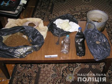 Кілограм соломки і сто грамів «травички»: на Волині у чоловіків знайшли наркотики. ФОТО