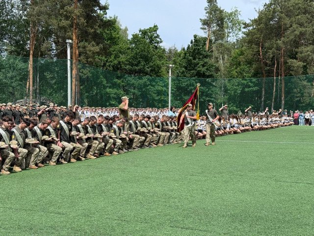 У волинському військовому ліцеї 175 випускників отримали свідоцтва про освіту. ФОТО
