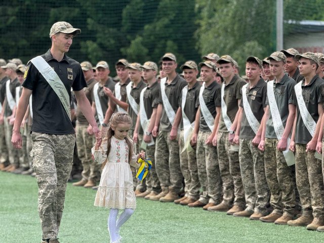 У волинському військовому ліцеї 175 випускників отримали свідоцтва про освіту. ФОТО
