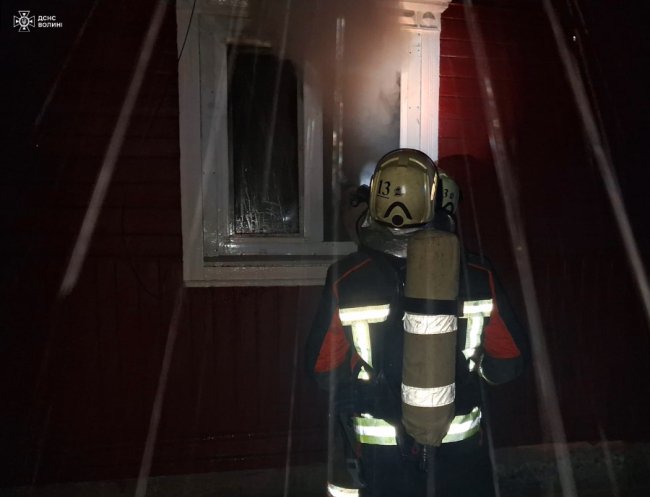 Через необережне поводження зі свічкою на Волині горів будинок. ФОТО