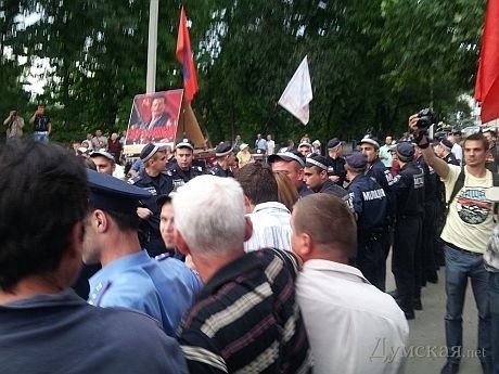 В Одесі свободівці та їхні противники вчинили масову бійку. ФОТО