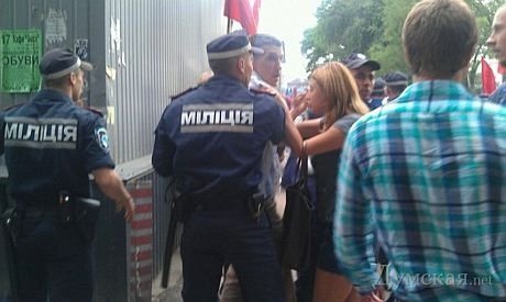 В Одесі свободівці та їхні противники вчинили масову бійку. ФОТО