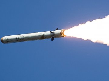 Росіяни обстріляли обʼєкт інфраструктури в Києві, є постраждалі