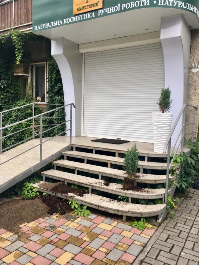 У центрі Луцька невідомі викрали гігантський горщик для рослин. ФОТО