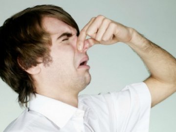 Дихати неможливо: у луцькому будинку регулярно прориває каналізацію