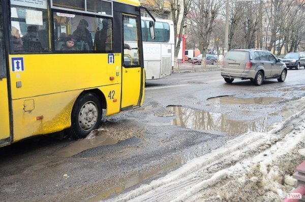 У Луцьку дороги поки не ремонтують, а тільки засипають ями щебенем. ФОТО