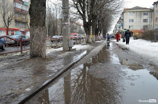 У Луцьку дороги поки не ремонтують, а тільки засипають ями щебенем. ФОТО