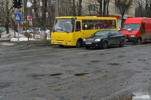 У Луцьку дороги поки не ремонтують, а тільки засипають ями щебенем. ФОТО