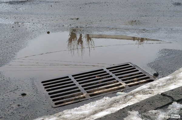 У Луцьку дороги поки не ремонтують, а тільки засипають ями щебенем. ФОТО