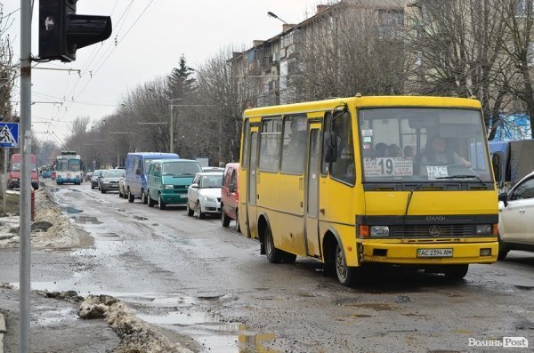 У Луцьку дороги поки не ремонтують, а тільки засипають ями щебенем. ФОТО