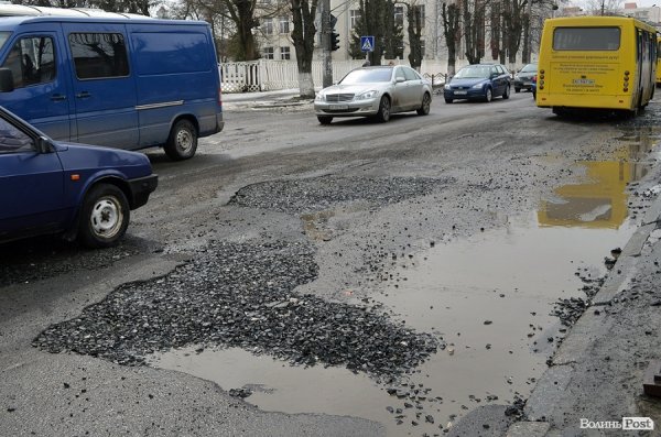 У Луцьку дороги поки не ремонтують, а тільки засипають ями щебенем. ФОТО