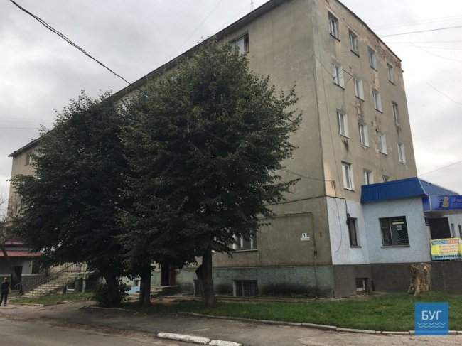 Жахливий сморід і відра з фекаліями: у гуртожитку на Волині страждають від сусіда-п'яниці. ФОТО