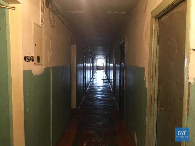 Жахливий сморід і відра з фекаліями: у гуртожитку на Волині страждають від сусіда-п'яниці. ФОТО