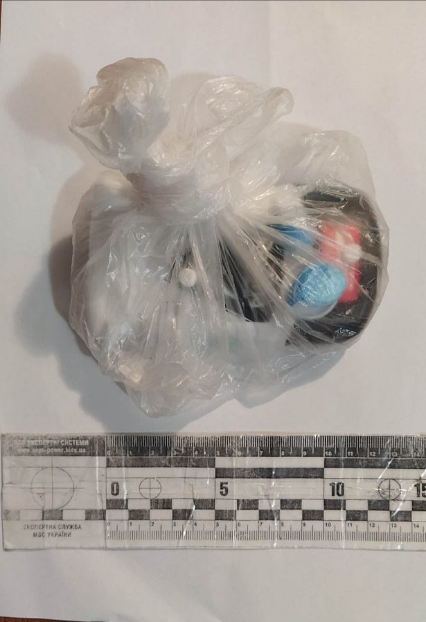 У колонію на Волині передали невідомі пігулки у дезодоранті. ФОТО