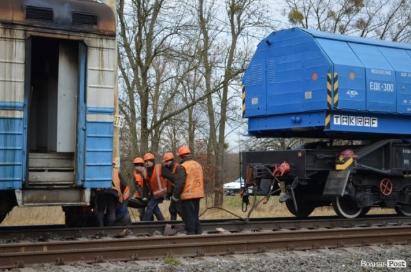 До вагона чіпляють пожежний поїзд, аби відтягнути останній вагон