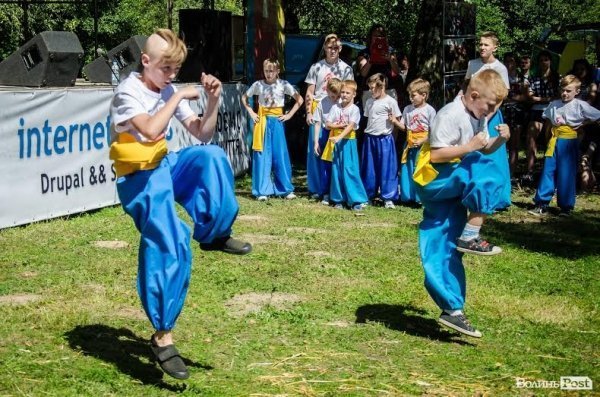 Маленькі козаки зачарували відвідувачів «Бандерштату» бойовим гопаком. ФОТО