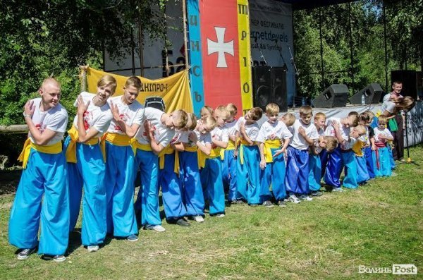 Маленькі козаки зачарували відвідувачів «Бандерштату» бойовим гопаком. ФОТО