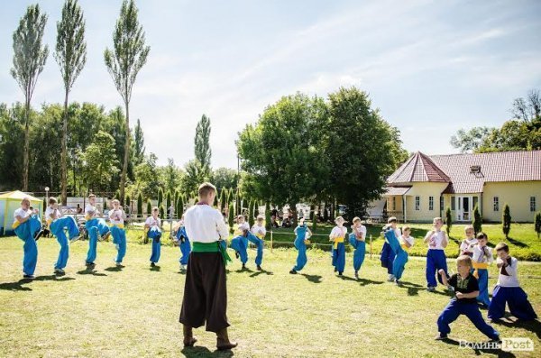 Маленькі козаки зачарували відвідувачів «Бандерштату» бойовим гопаком. ФОТО