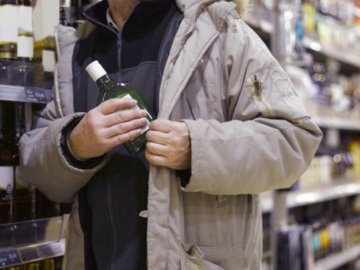 За крадіжку алкоголю з супермаркету лучанин загримів за ґрати