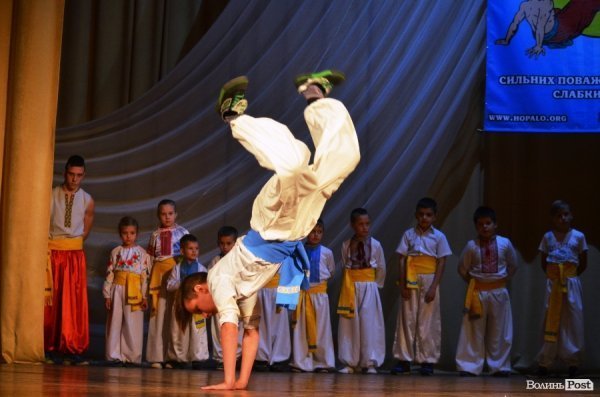 У Луцьку козаки показали свою майстерність в бойовому гопаці.ФОТО