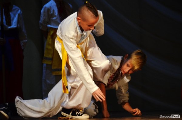 У Луцьку козаки показали свою майстерність в бойовому гопаці.ФОТО