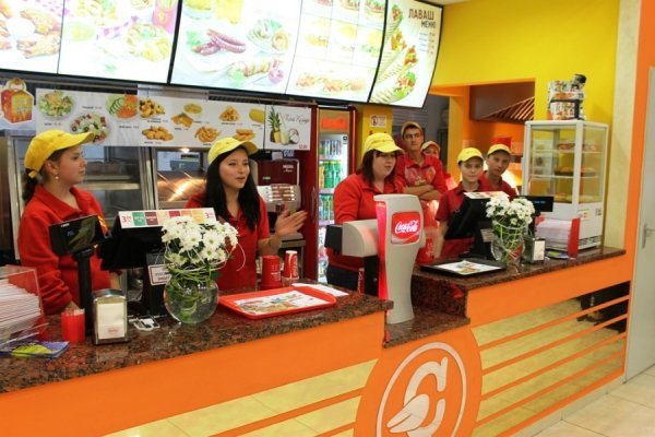 Пісенний флешмоб у луцькому  ЦУМі. ФОТО