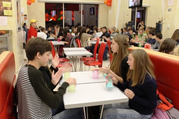 Пісенний флешмоб у луцькому  ЦУМі. ФОТО