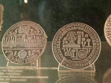Російські окупанти обікрали музей і вивезли унікальну колекцію медалей. ФОТО