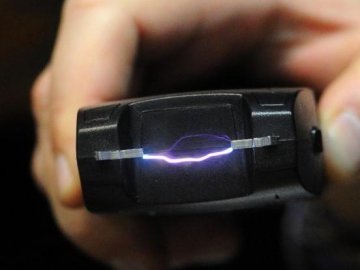 Начальниця РАЦСу залякувала відвідувачів електрошокером у Чернівцях. ВІДЕО