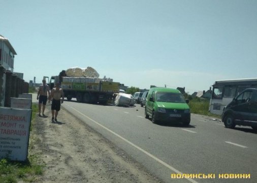 Біля Луцька фура з мінватою врізалась у мікроавтобус