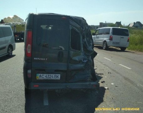 Біля Луцька фура з мінватою врізалась у мікроавтобус