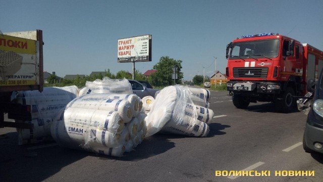 Біля Луцька фура з мінватою врізалась у мікроавтобус